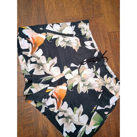Athleta floral women's shorts size 8 - Picture 2 of 5